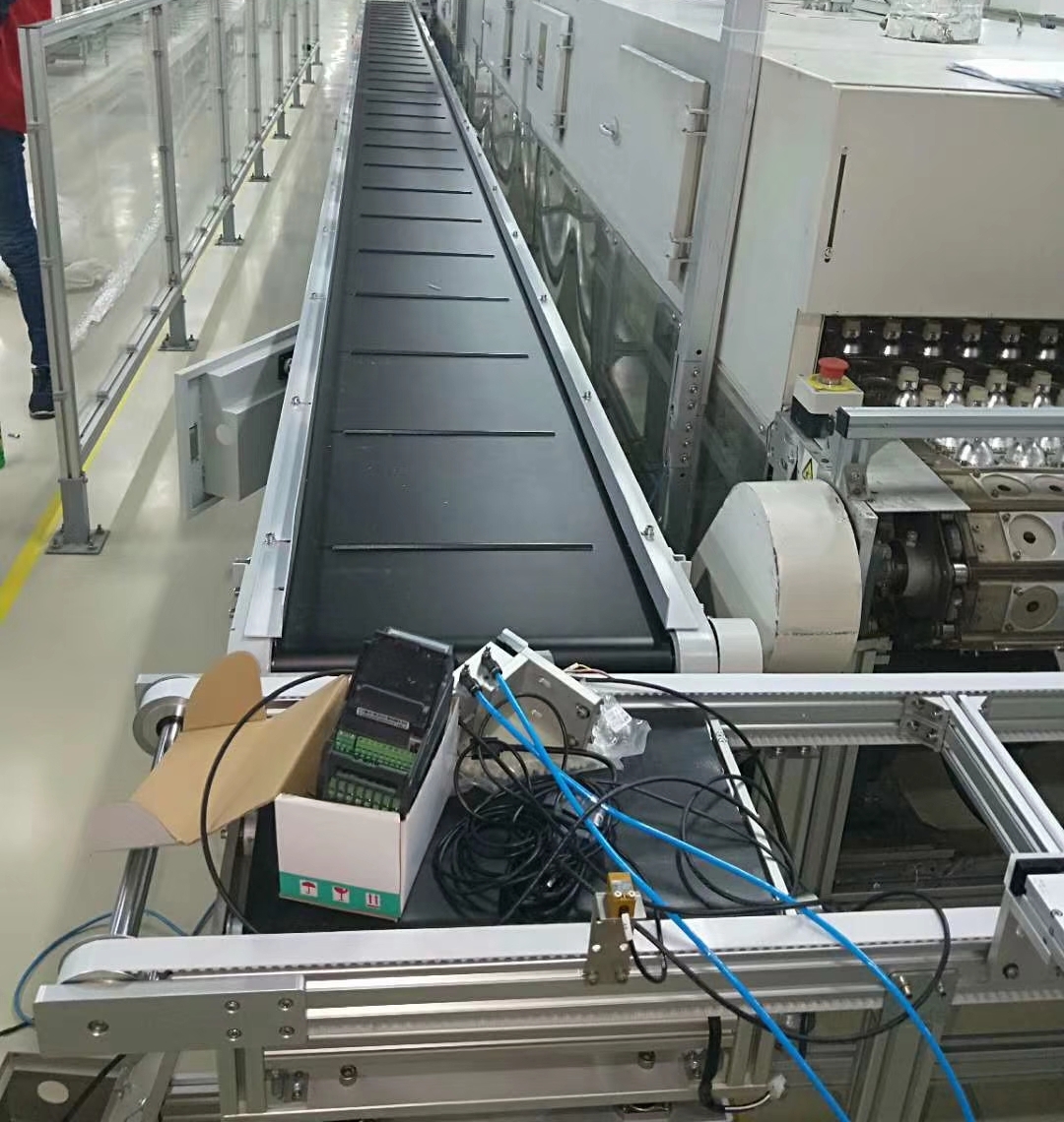 安裝中的四川皮帶輸送機(jī).jpg 安裝中的四川皮帶輸送機(jī).jpg